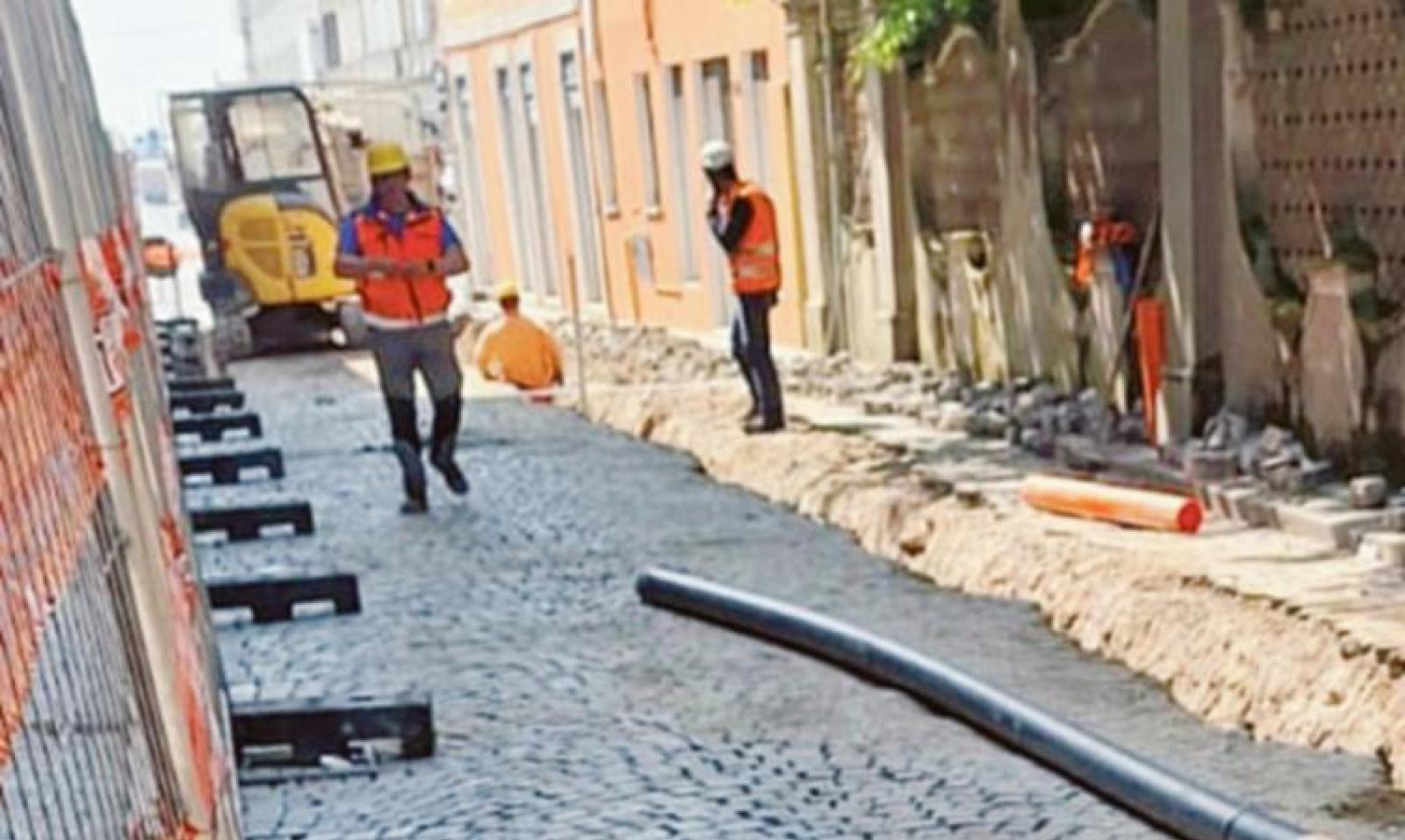 In centro una fogna a cielo aperto