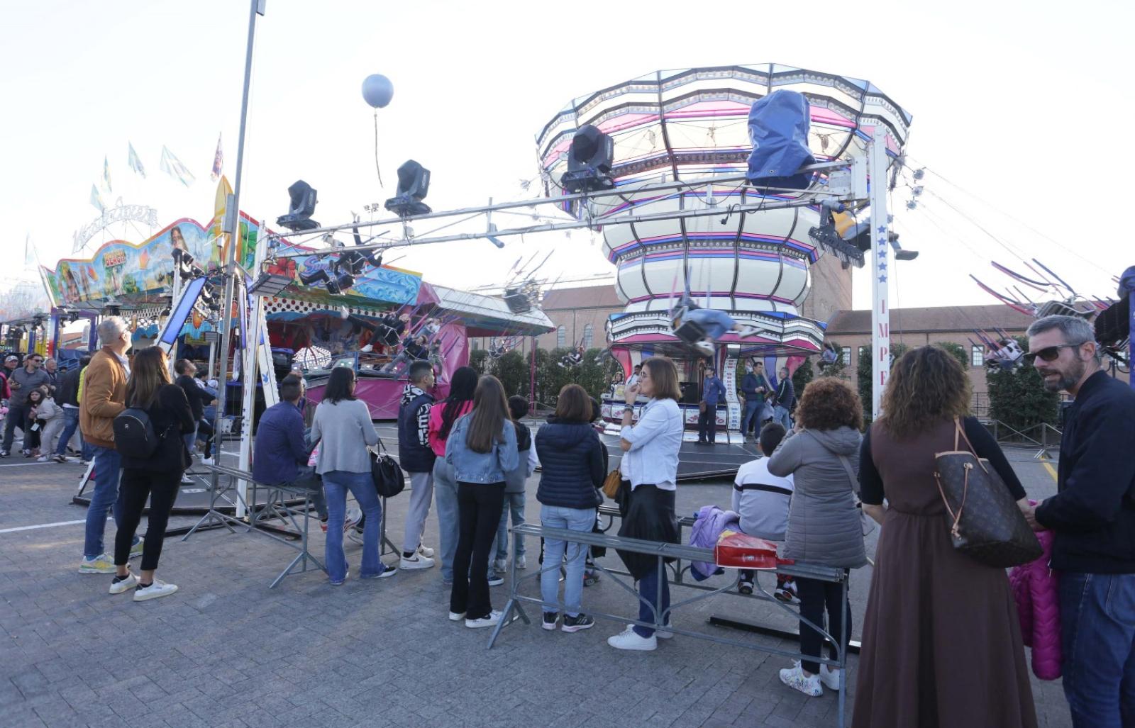 Stop a vetro e lattine d&rsquo;asporto alle giostre 