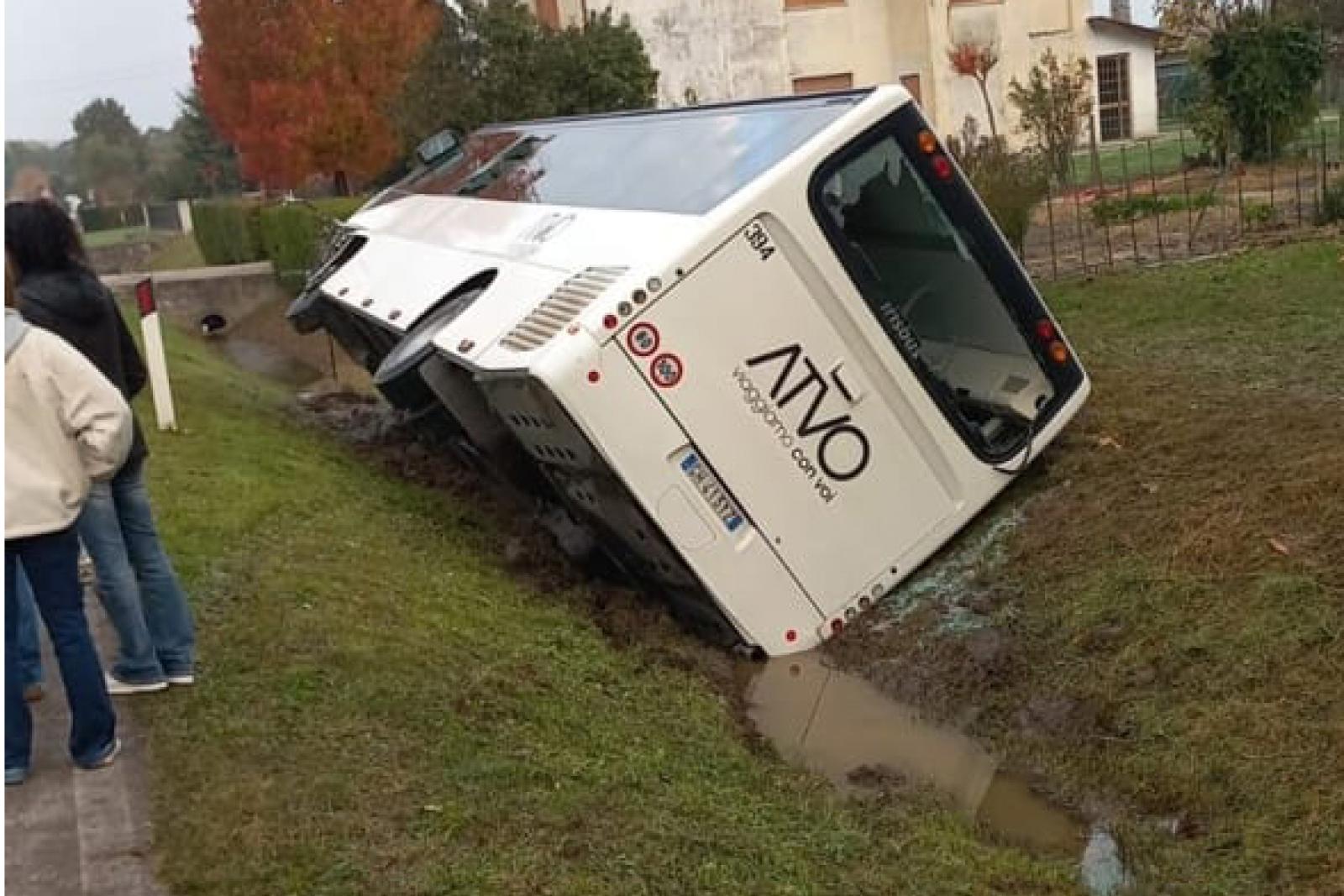 Incidente choc: un morto, studenti feriti, bus fuori strada