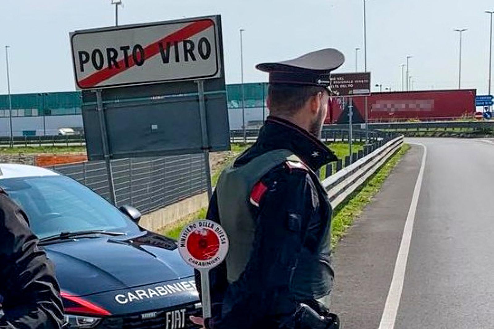 Ai domiciliari per stalking, aveva armi e divise