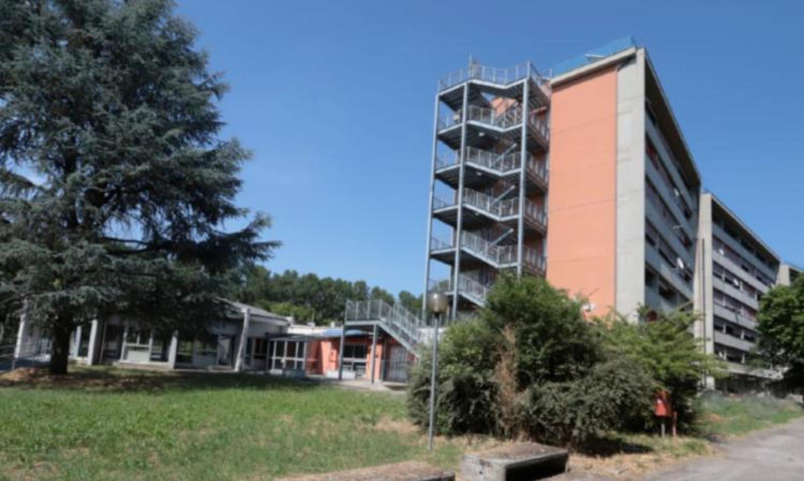 Casa Serena barricata con recinzione invalicabile