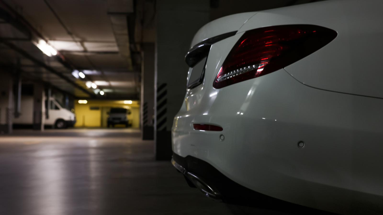 Auto ferma in garage, cosa succede e come evitare danni costosi