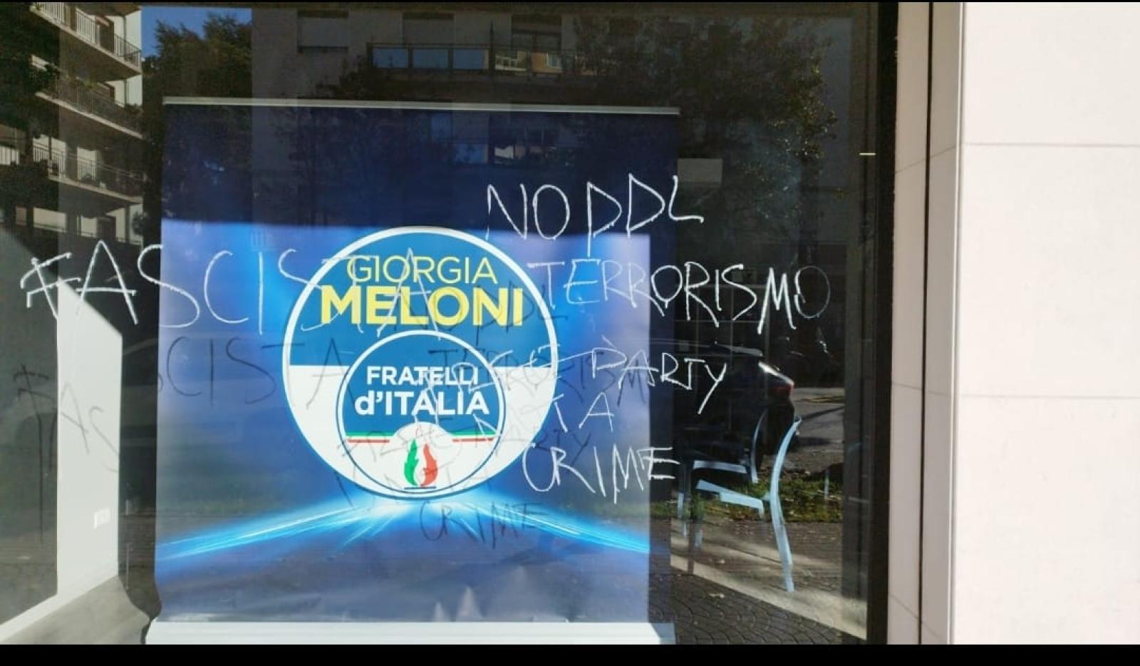 Imbrattata la sede di FdI a Mestre