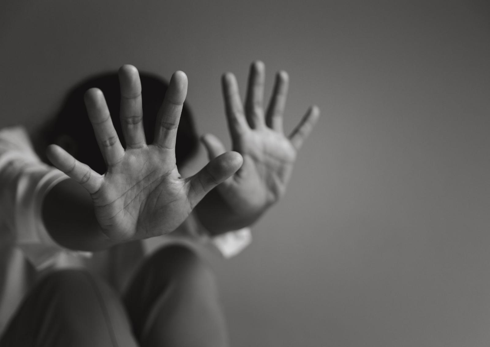 Paura in piazza: una 16enne rompe il silenzio