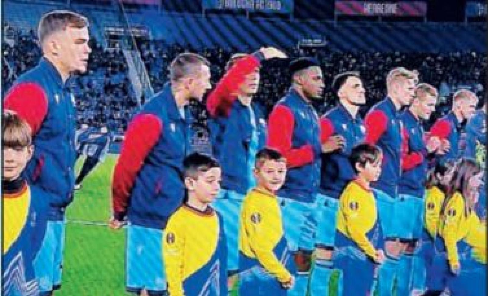 Davide mano nella mano con i suoi idoli 