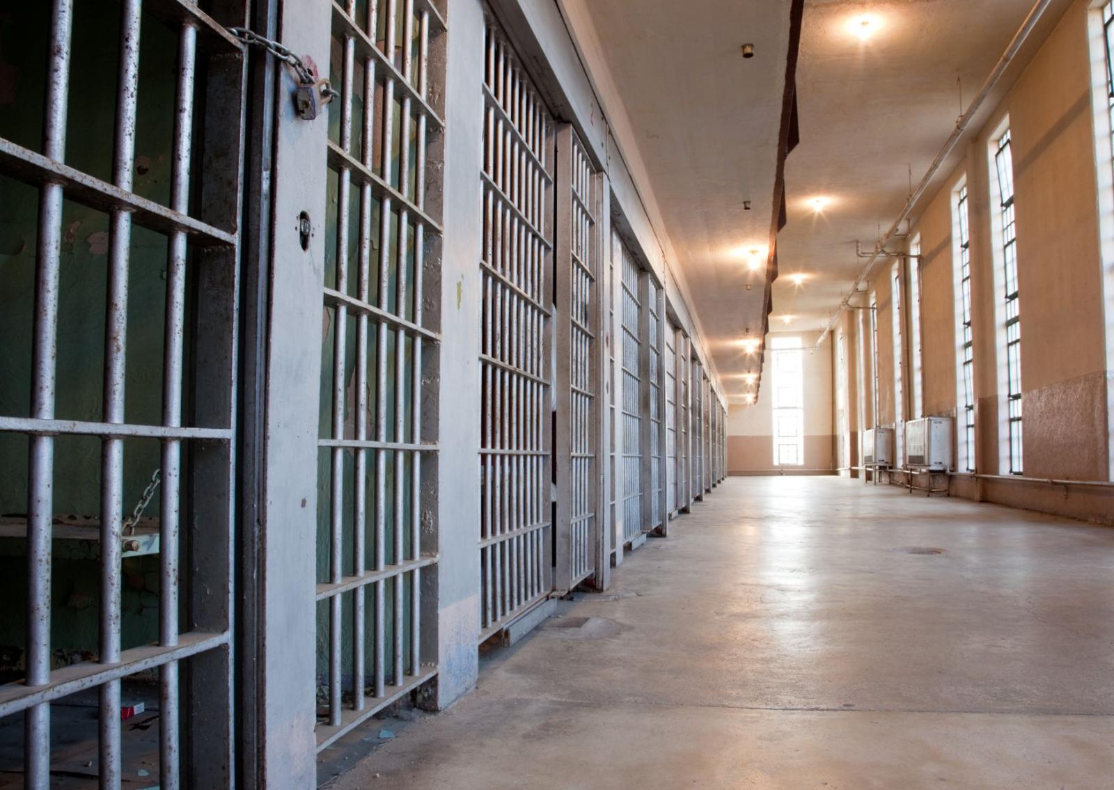 Litiga e chiede di tornare in carcere