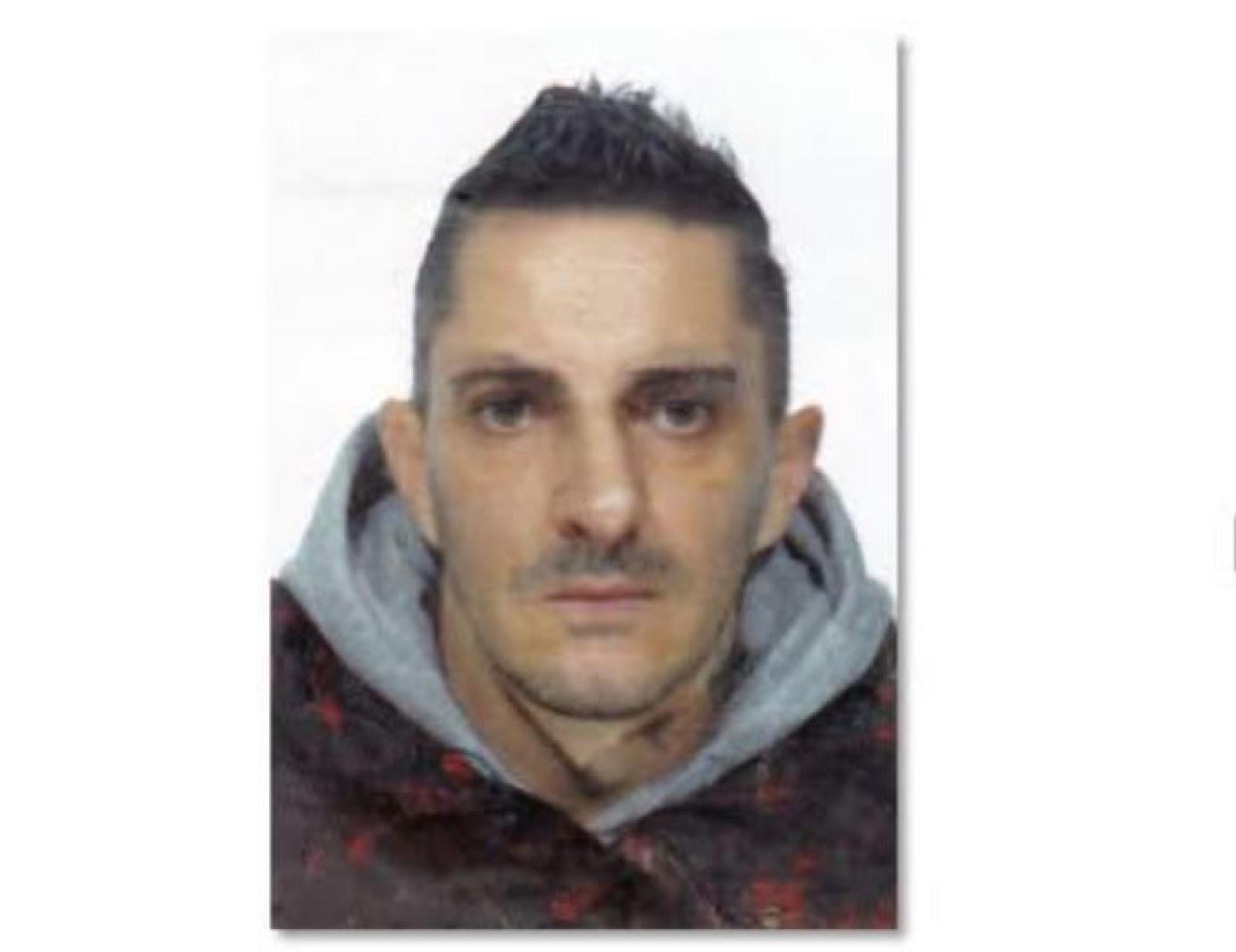 Addio Mirco, trovato morto nel letto a 48 anni