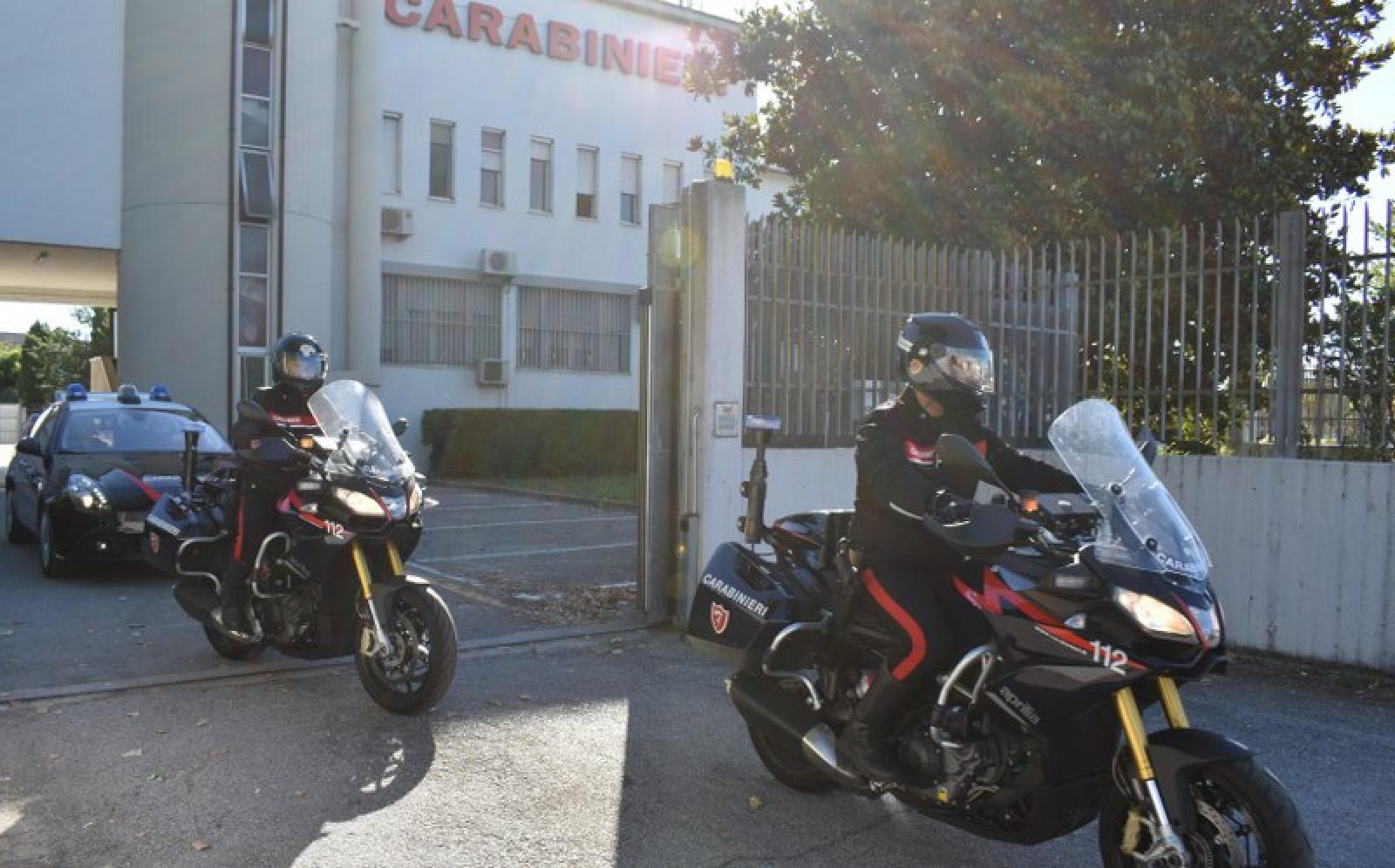 Minaccia di lanciarsi nel vuoto, salvata