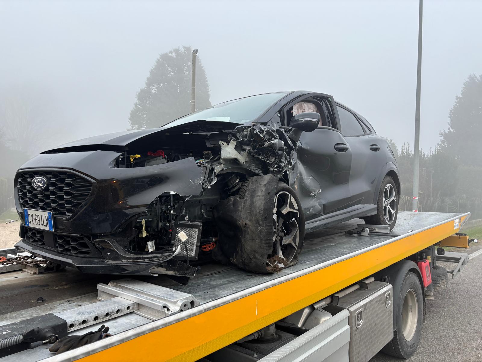 Scontro tra due auto nella nebbia