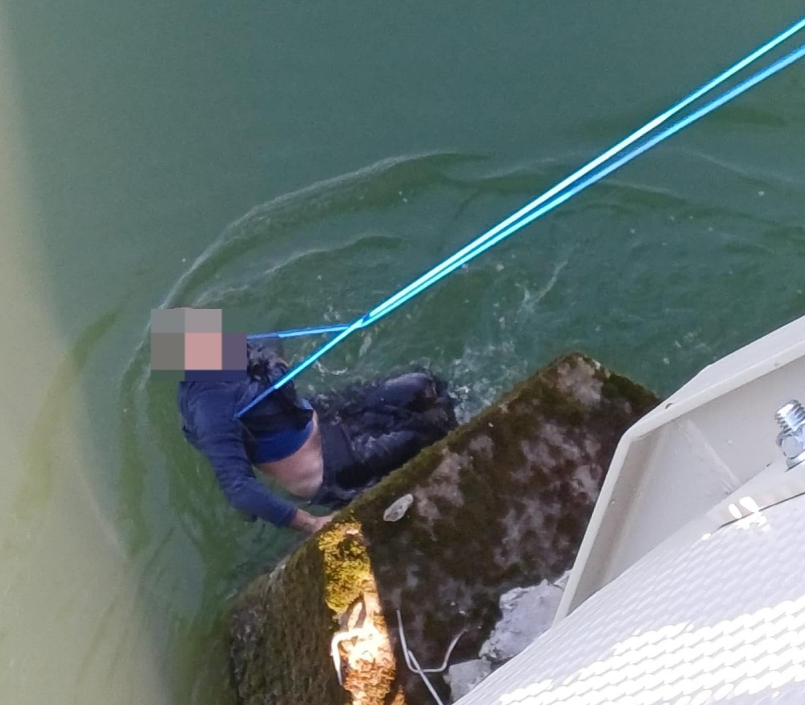 Uomo salvato dalle correnti dell'Adige