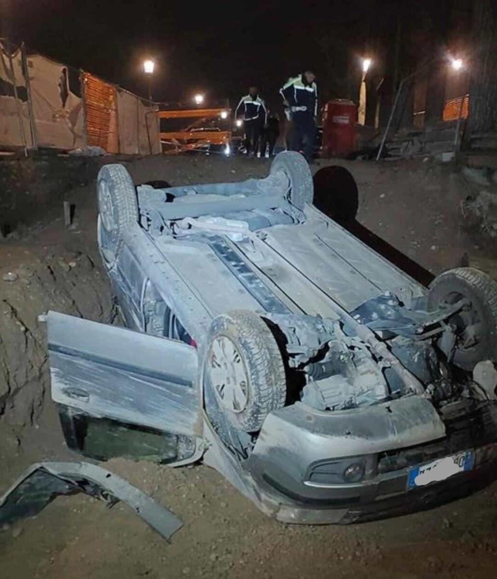 verona, notte di incidenti: auto si ribalta nel cantiere e fuga alla rotonda
