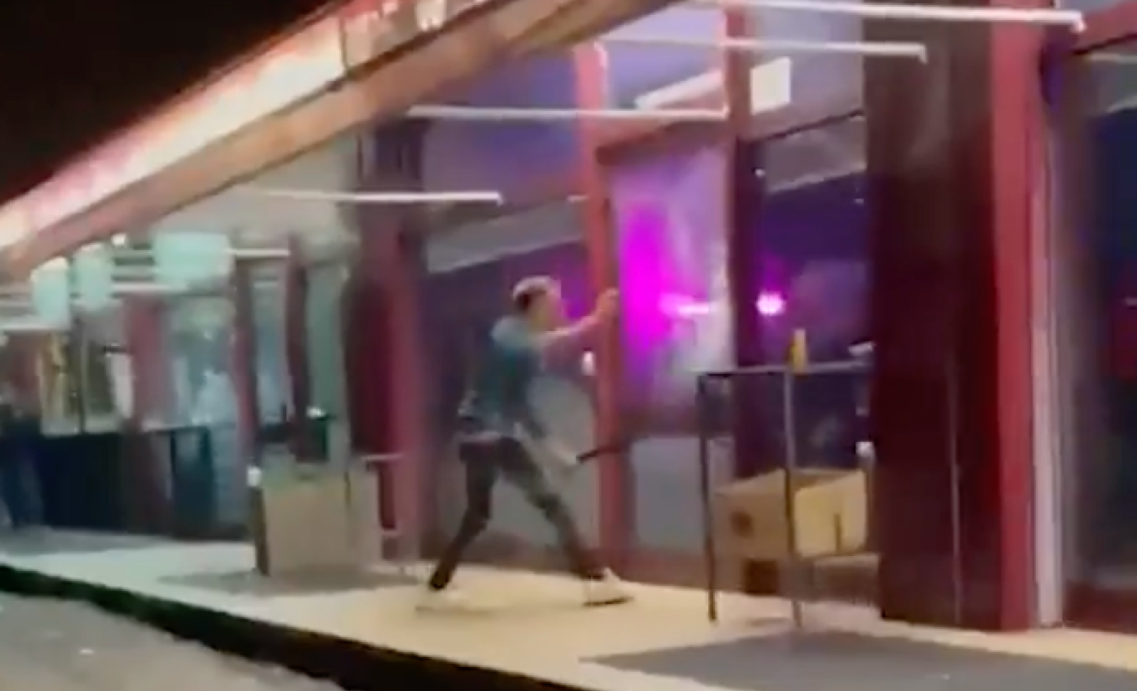 Col machete all&rsquo;inaugurazione del locale: &egrave; il caos