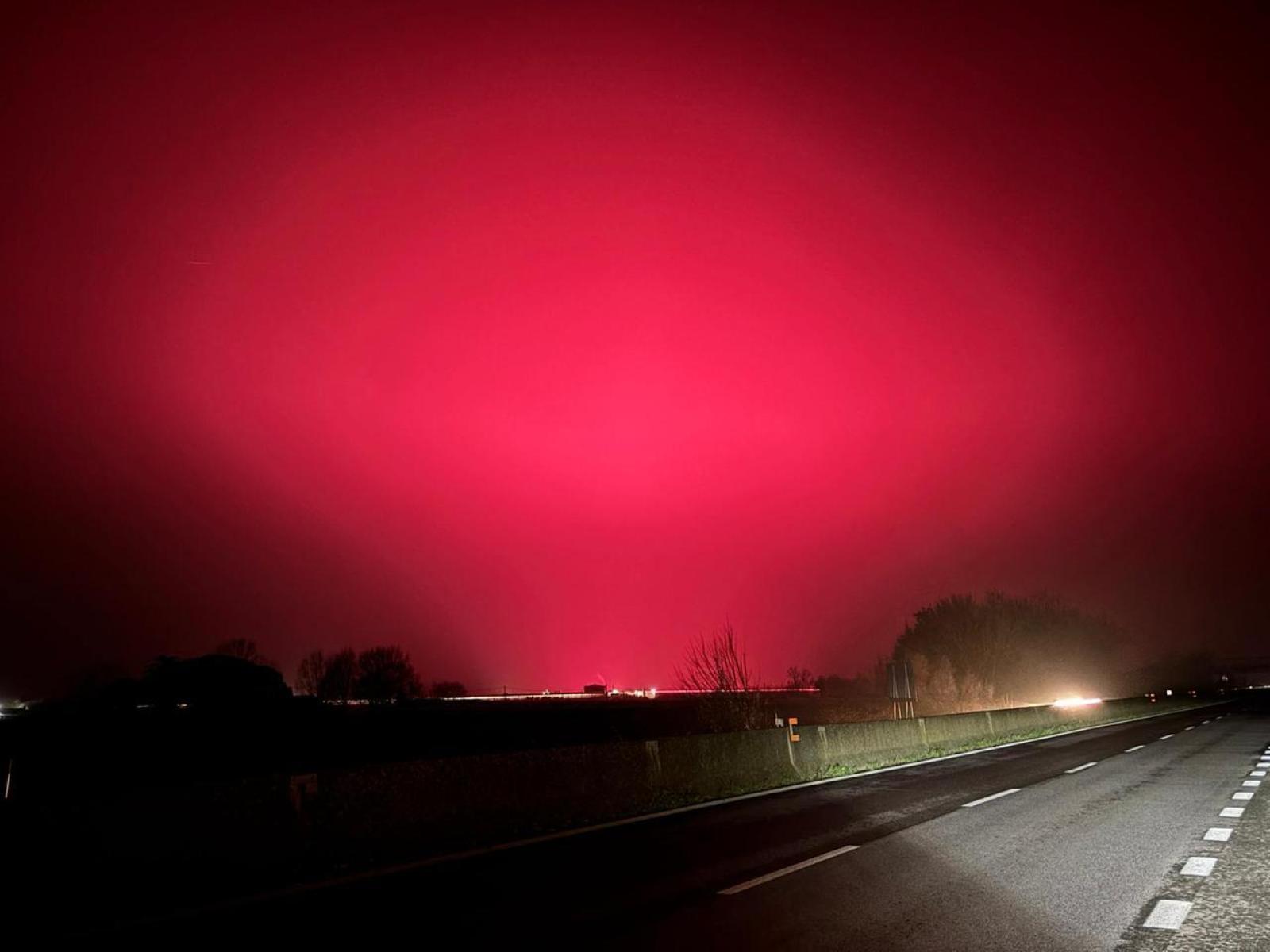 Cielo rosa fucsia nel Ferrarese