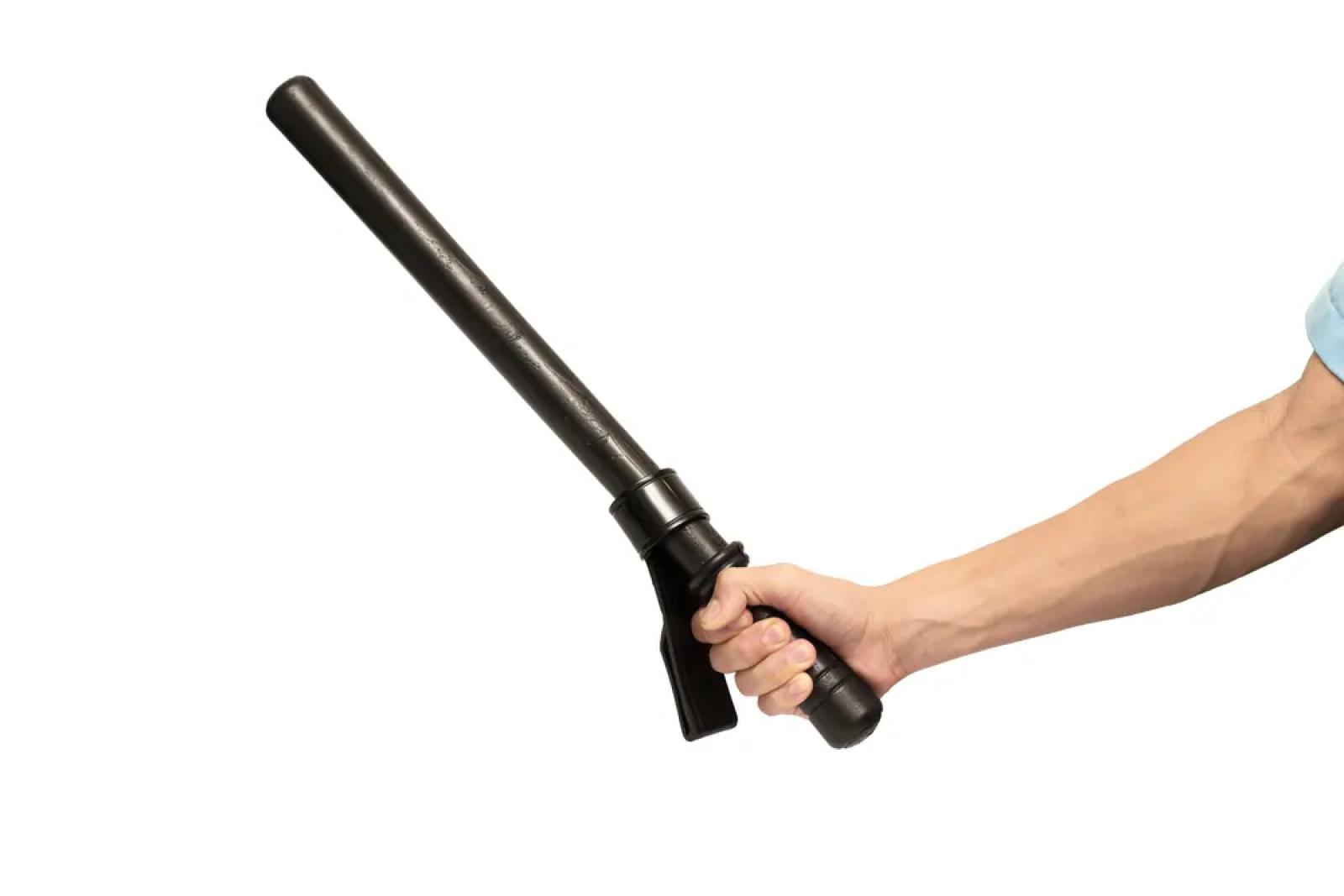 Prende il manganello e mette in fuga i ladri