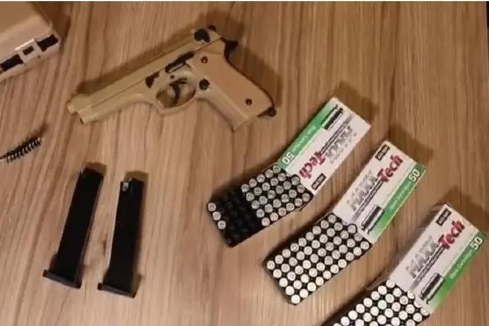 Odia i ciclisti e apre il fuoco contro il gruppo