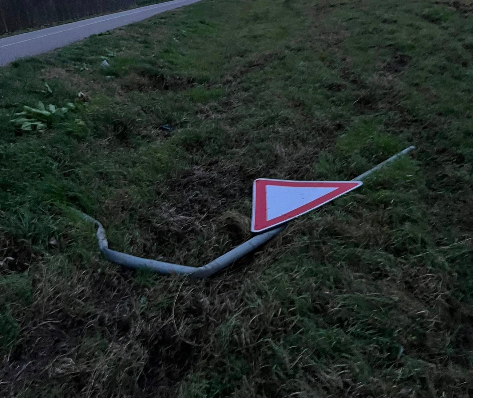 Corrono in curva, due auto fuoristrada