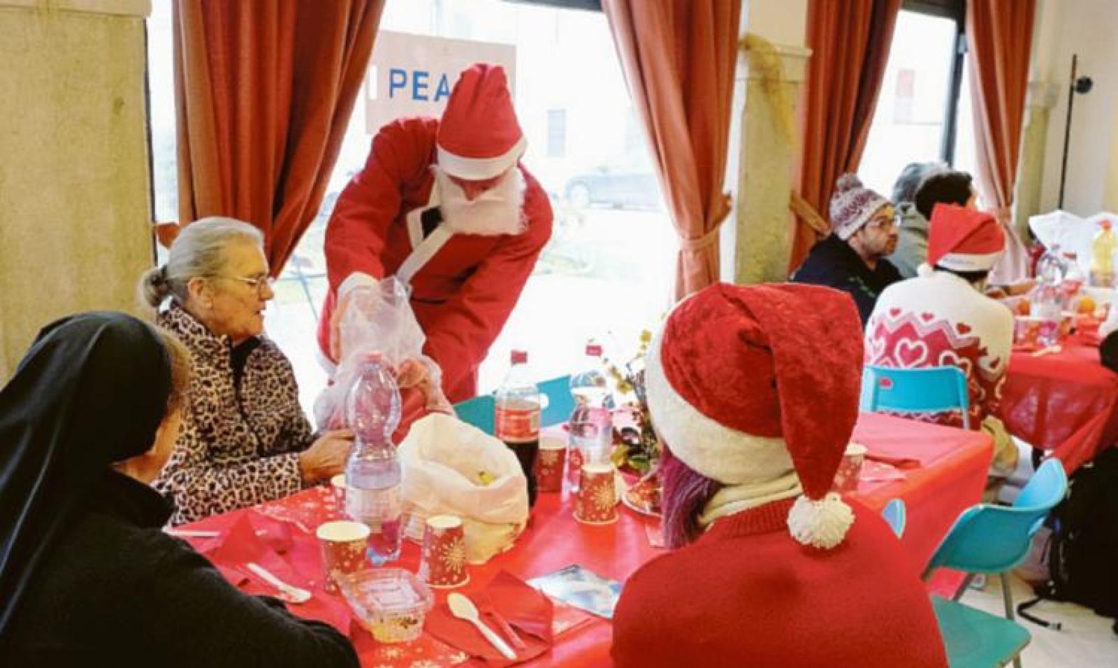 Il pranzo di Natale di Sant&rsquo;Egidio per aiutare chi &egrave; in difficolt&agrave;