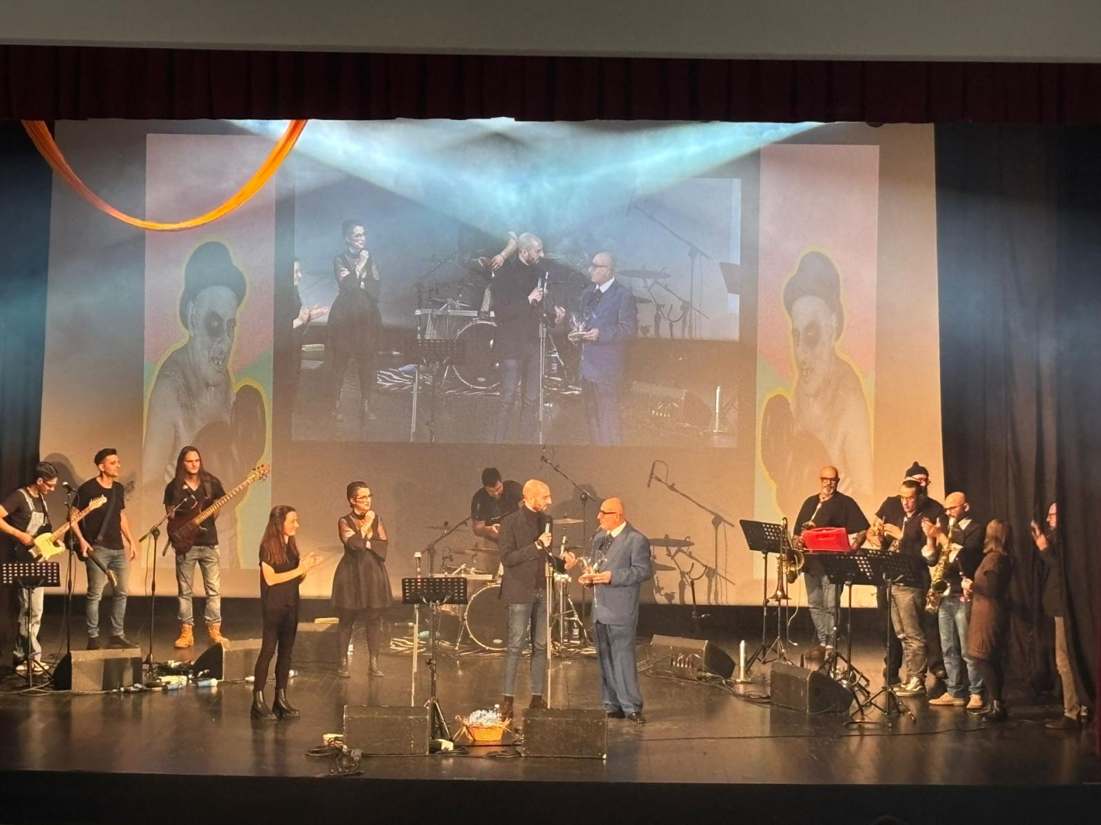 Il &ldquo;lottatore&rdquo; conquista il teatro