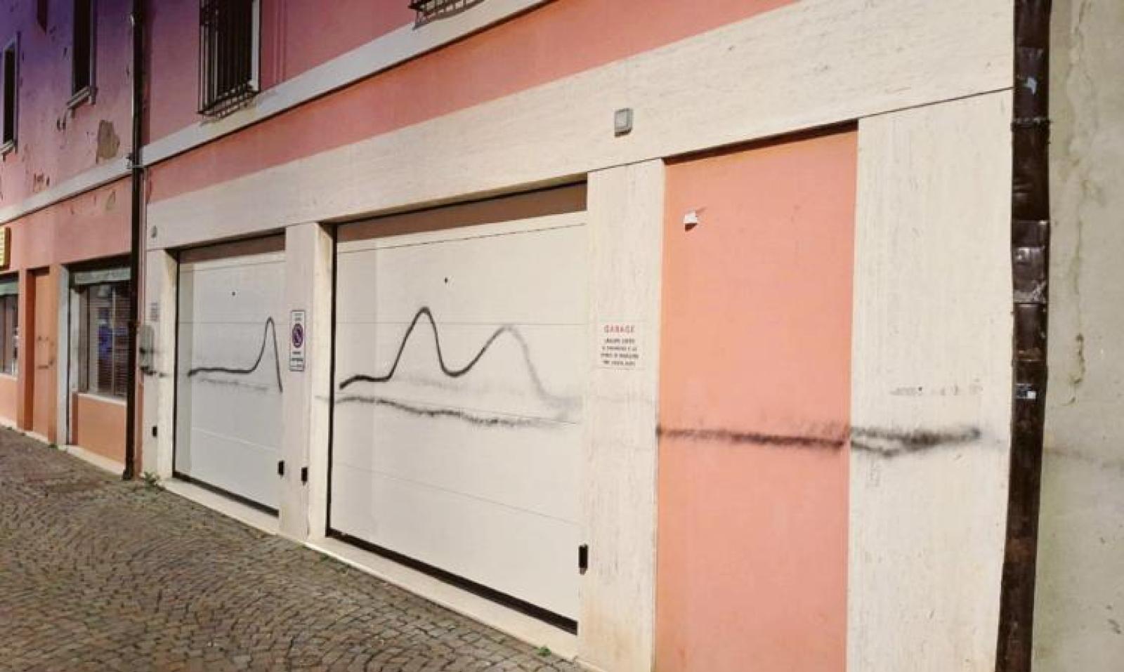 Vandali scatenati in pieno centro