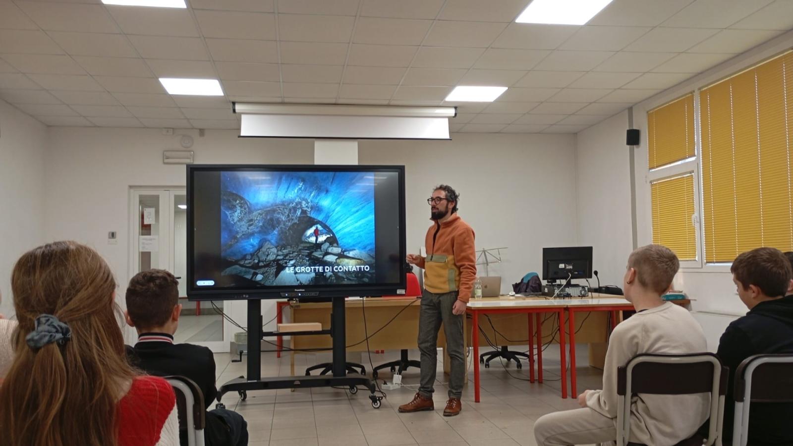 In classe entra lo speleologo