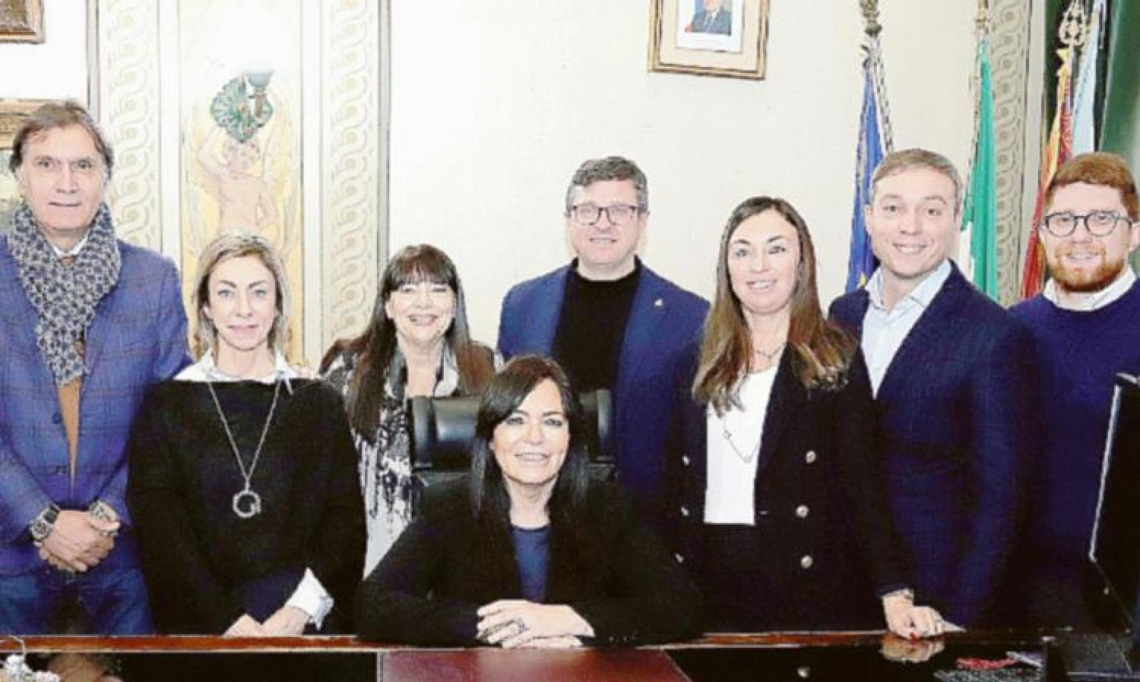 Calano gli abitanti, assessori pi&ugrave; poveri