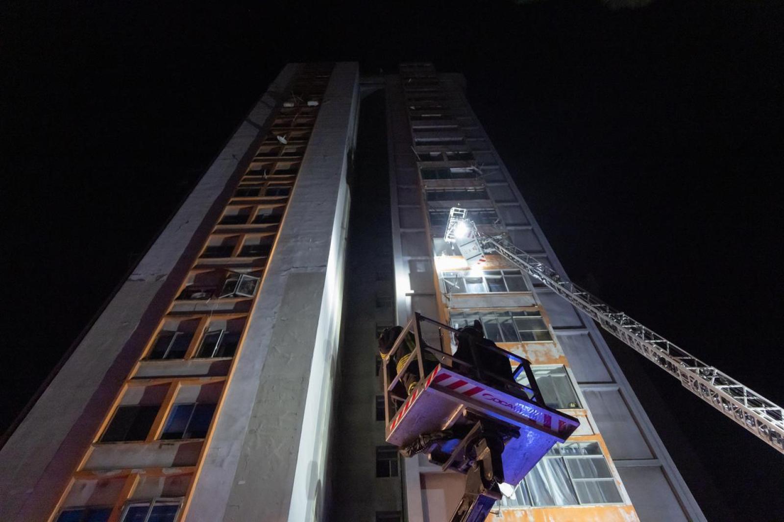 Incendio al grattacielo di Ferrara, paura nella notte