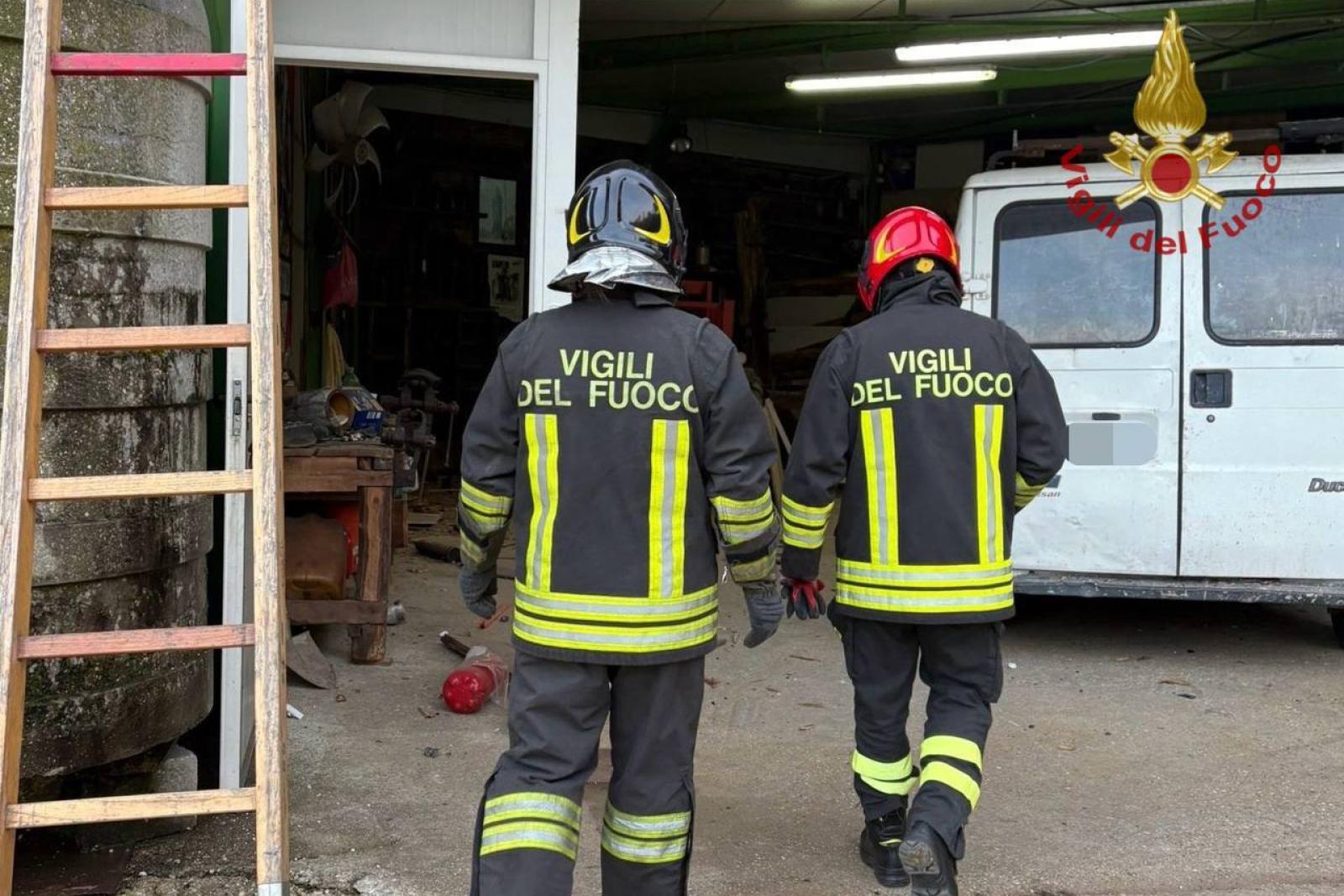 Trova una bomba, la manipola: esplode e lui muore