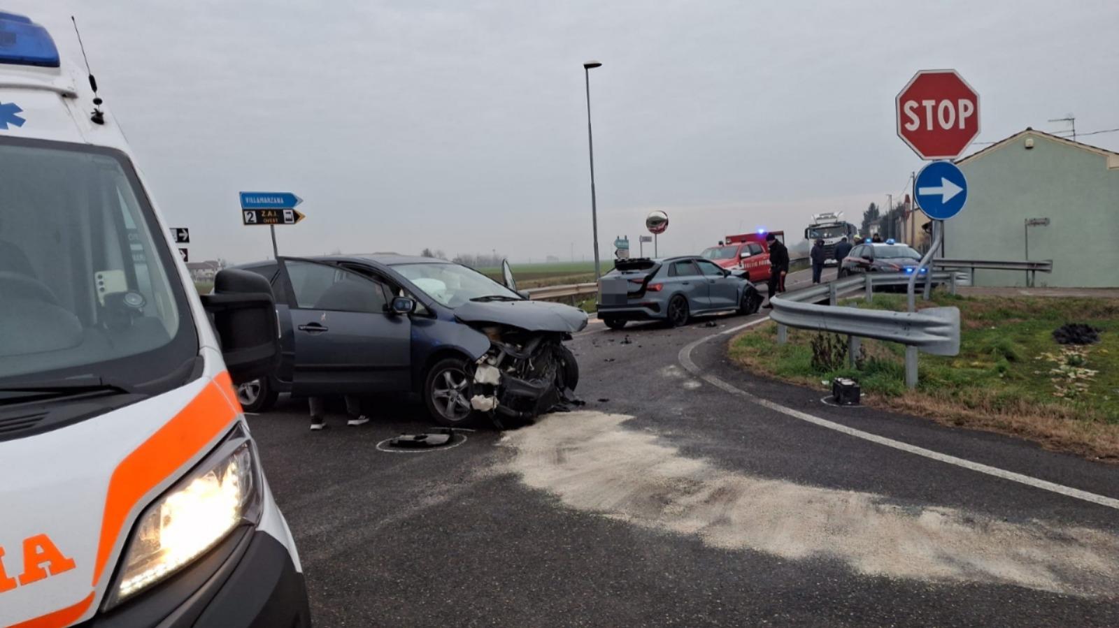 Scontro violento, auto distrutte