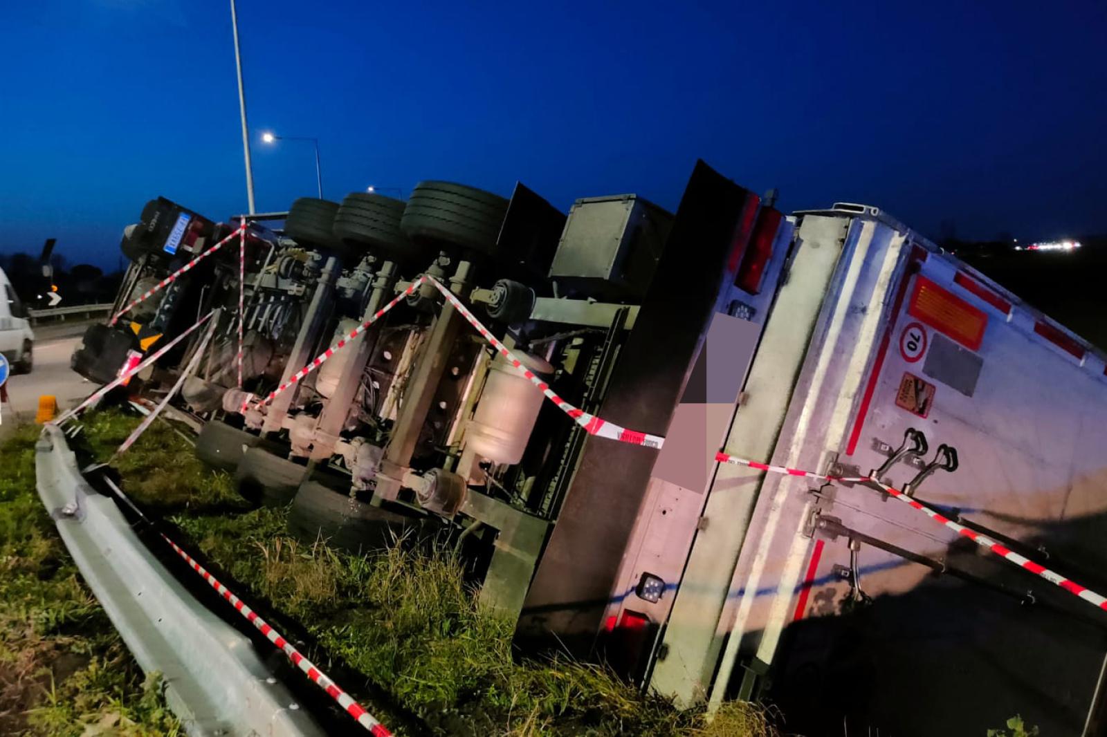 Autoarticolato si ribalta in Romea