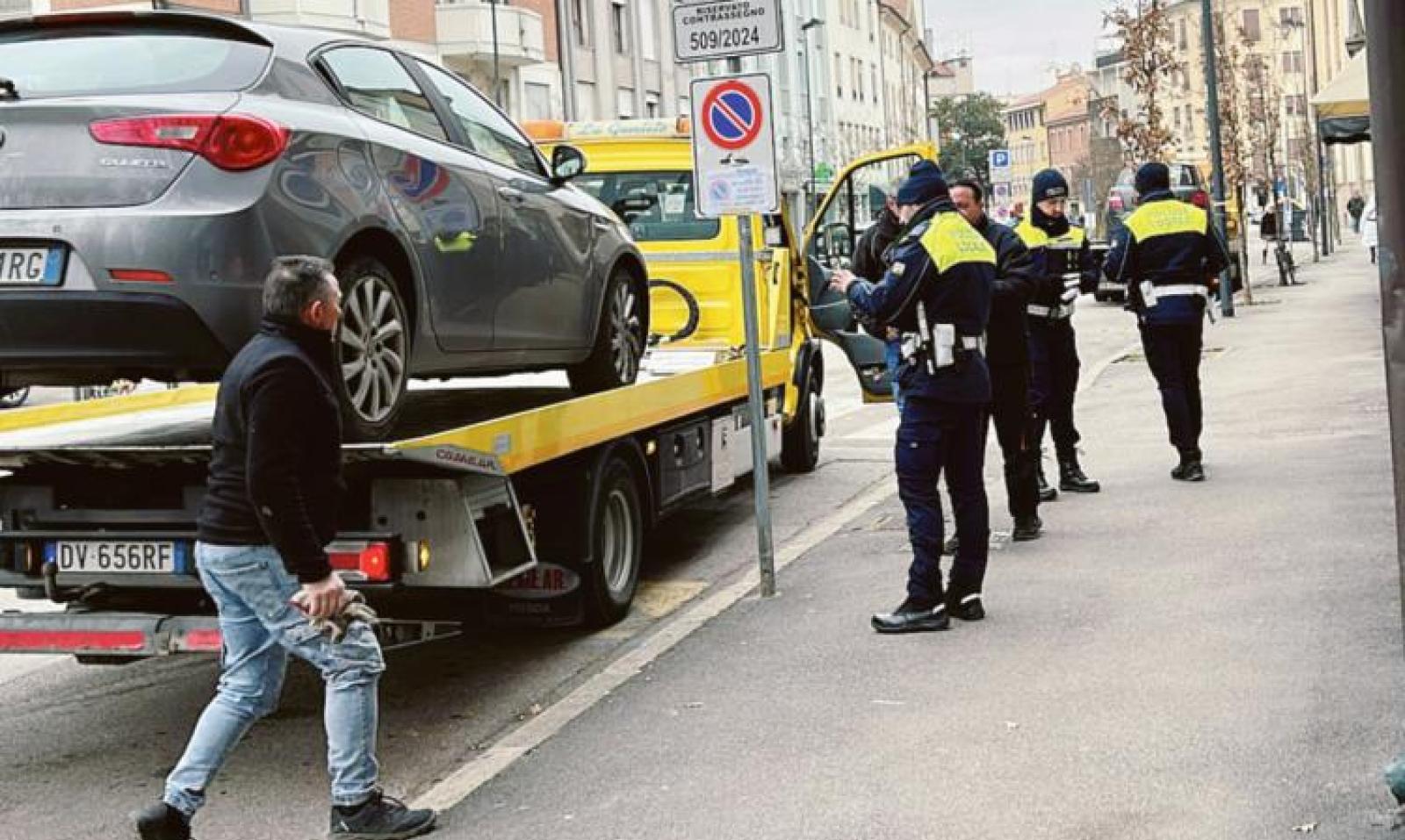 Auto rimosse e multe a raffica