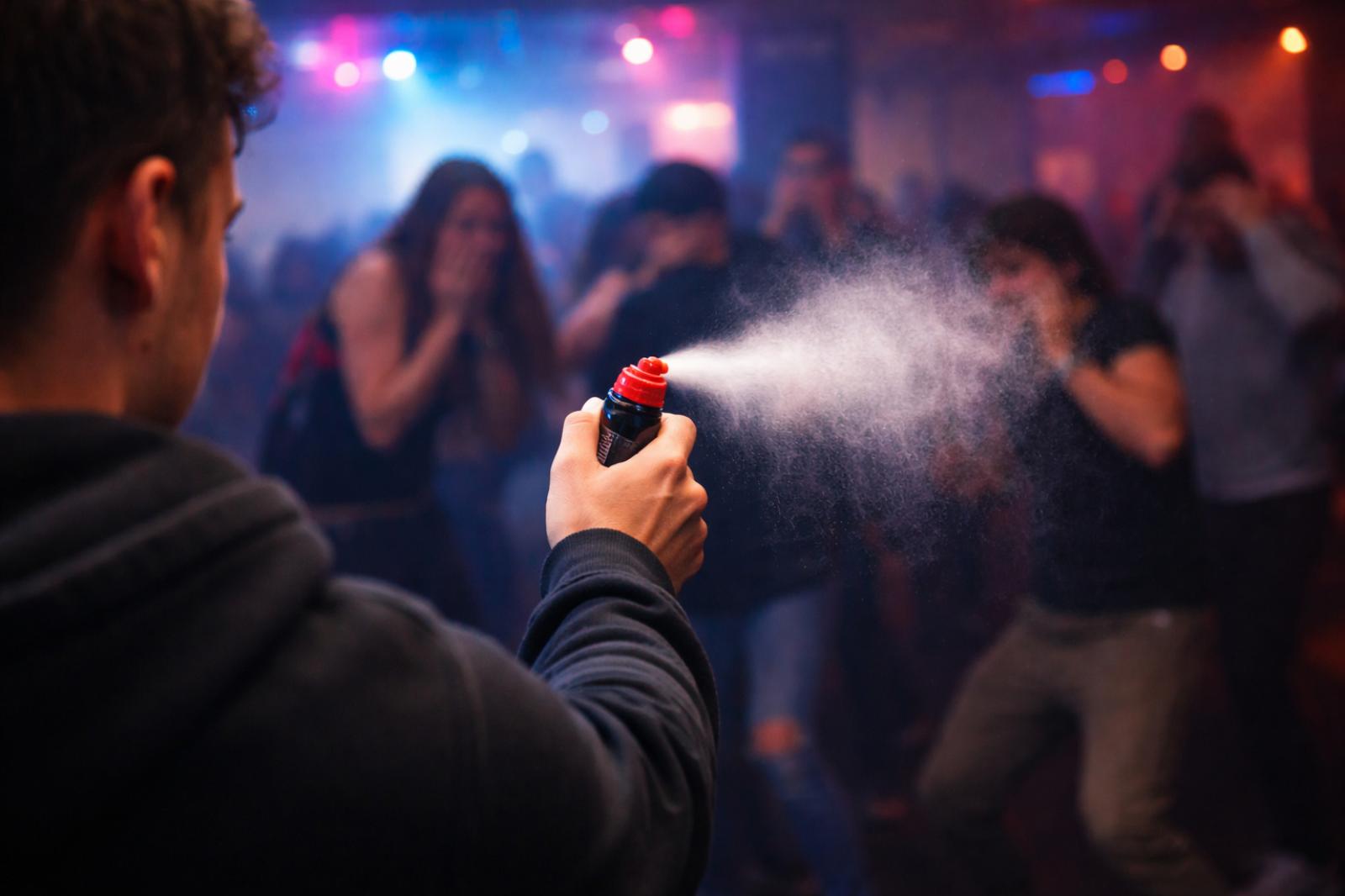 Spray al peperoncino nel locale notturno, scoppia il caos