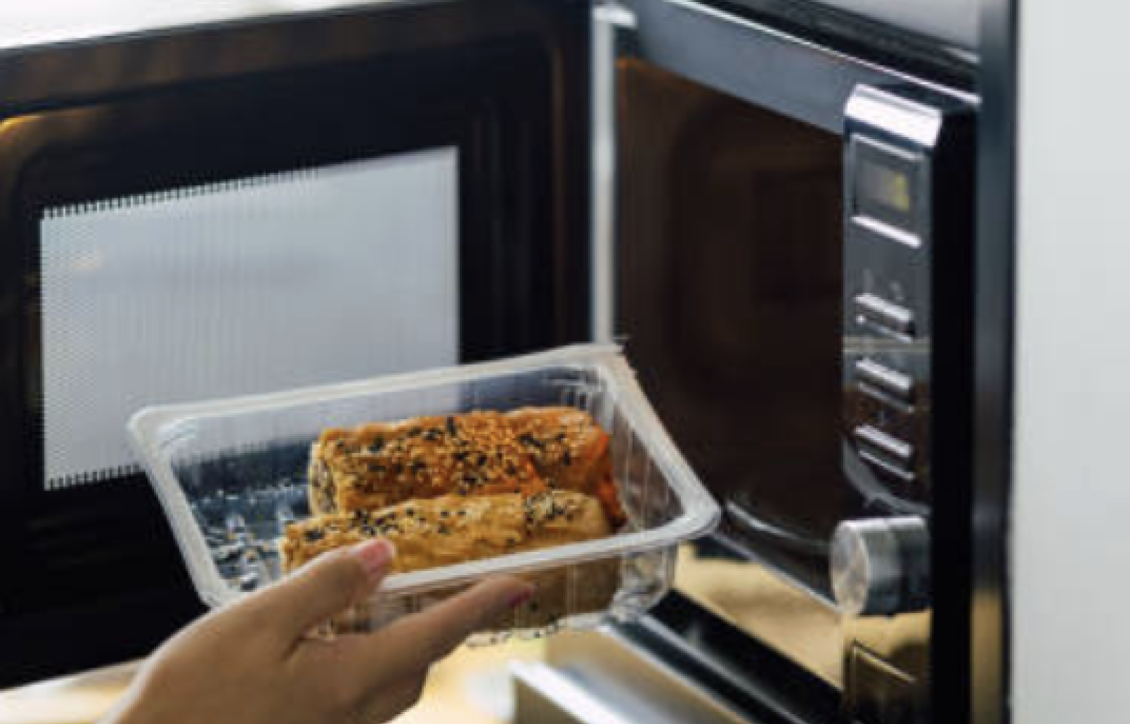 Forno a microonde: fa davvero male? Cibi e contenitori da evitare