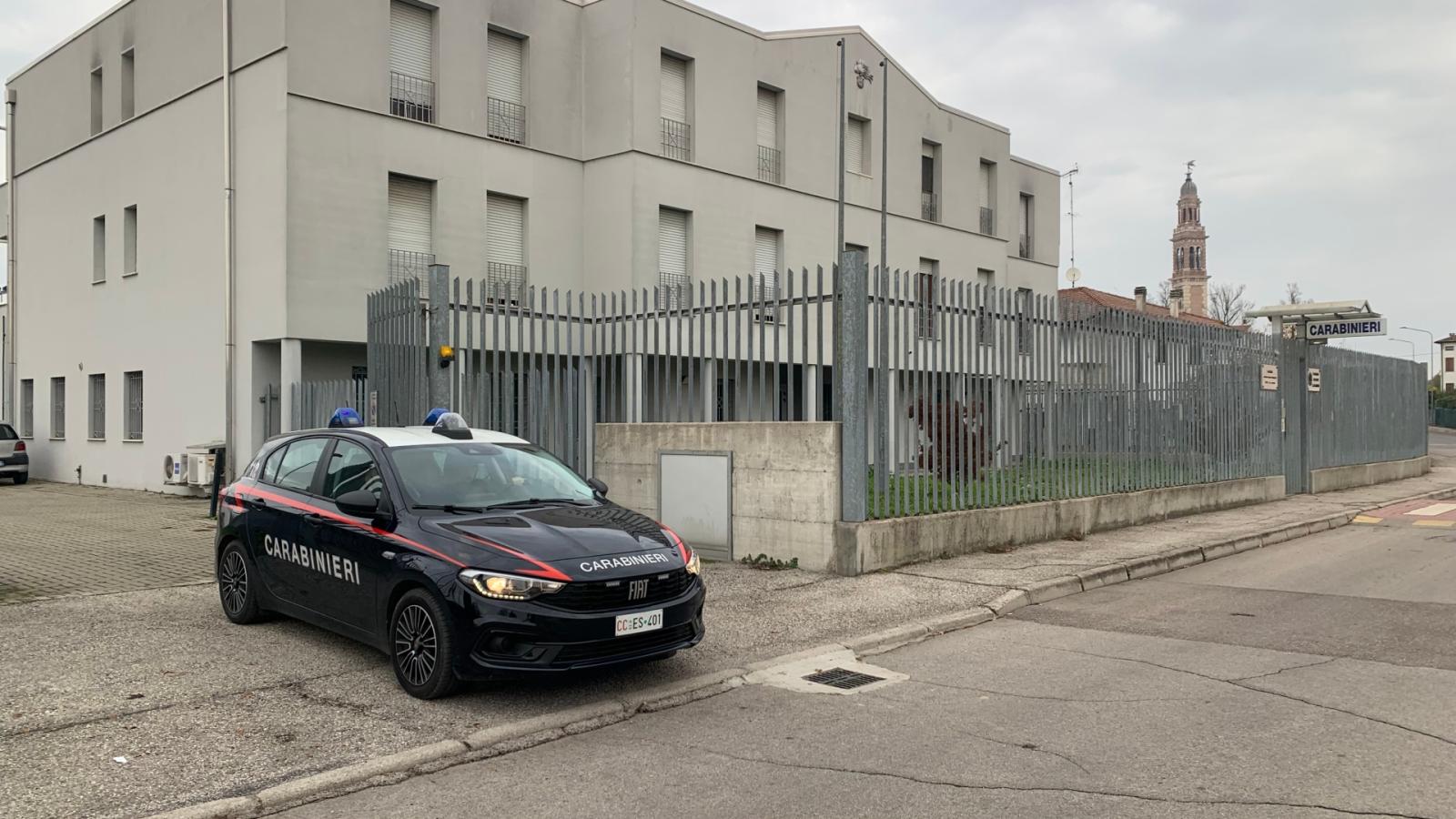 Nascondono la droga nel cestino, ma non basta