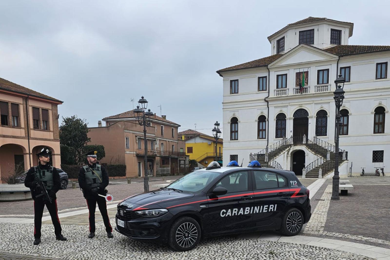 Guidava drogato e con patente sospesa: via l'auto