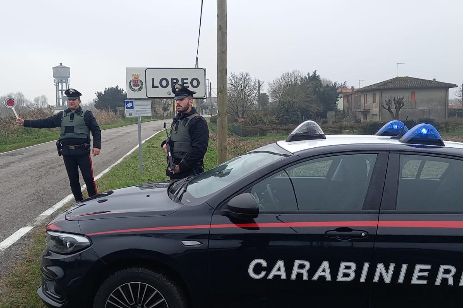 Sorprende le ladre in casa sua e ne blocca una