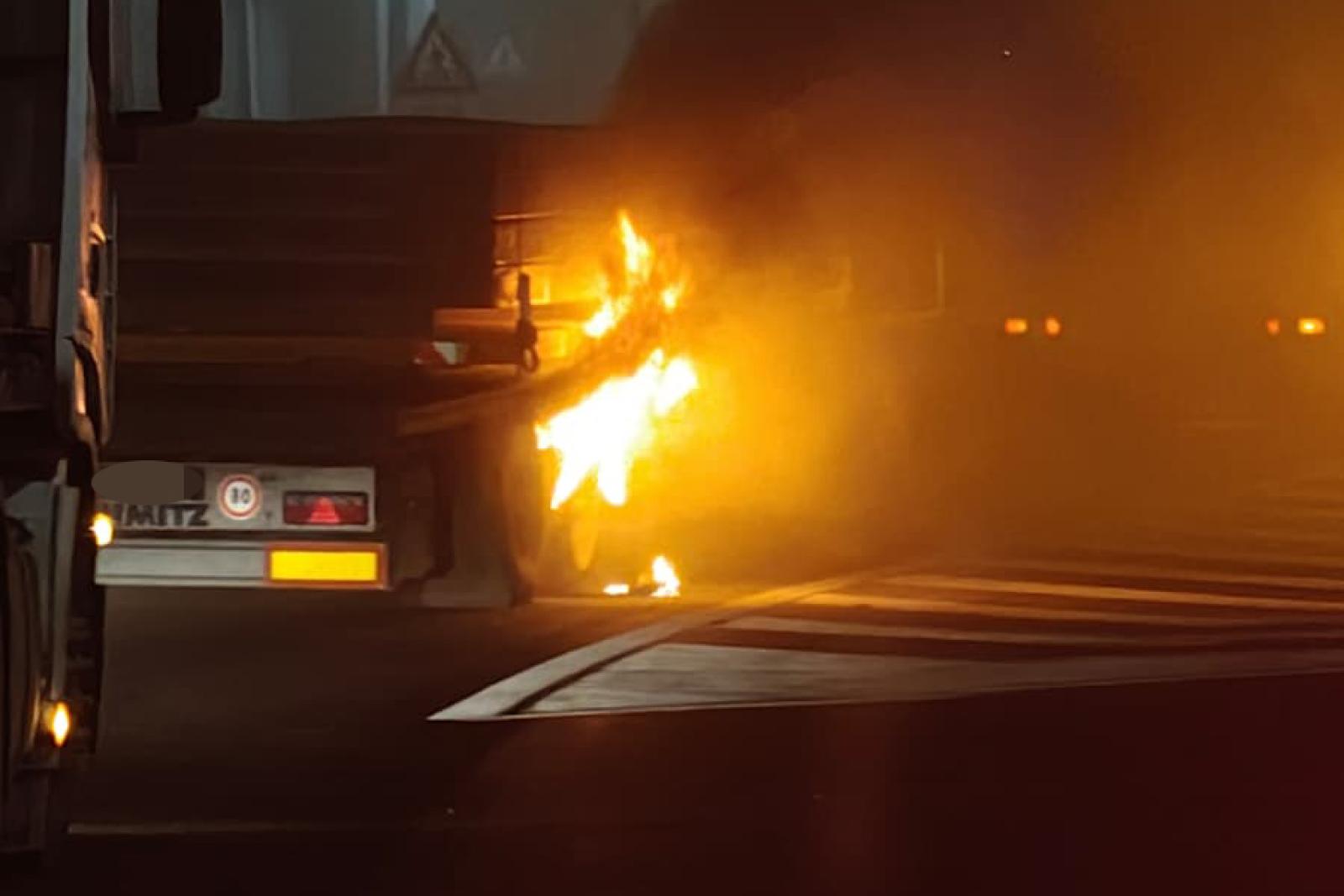 Incendio al casello, ci pensano i pompieri