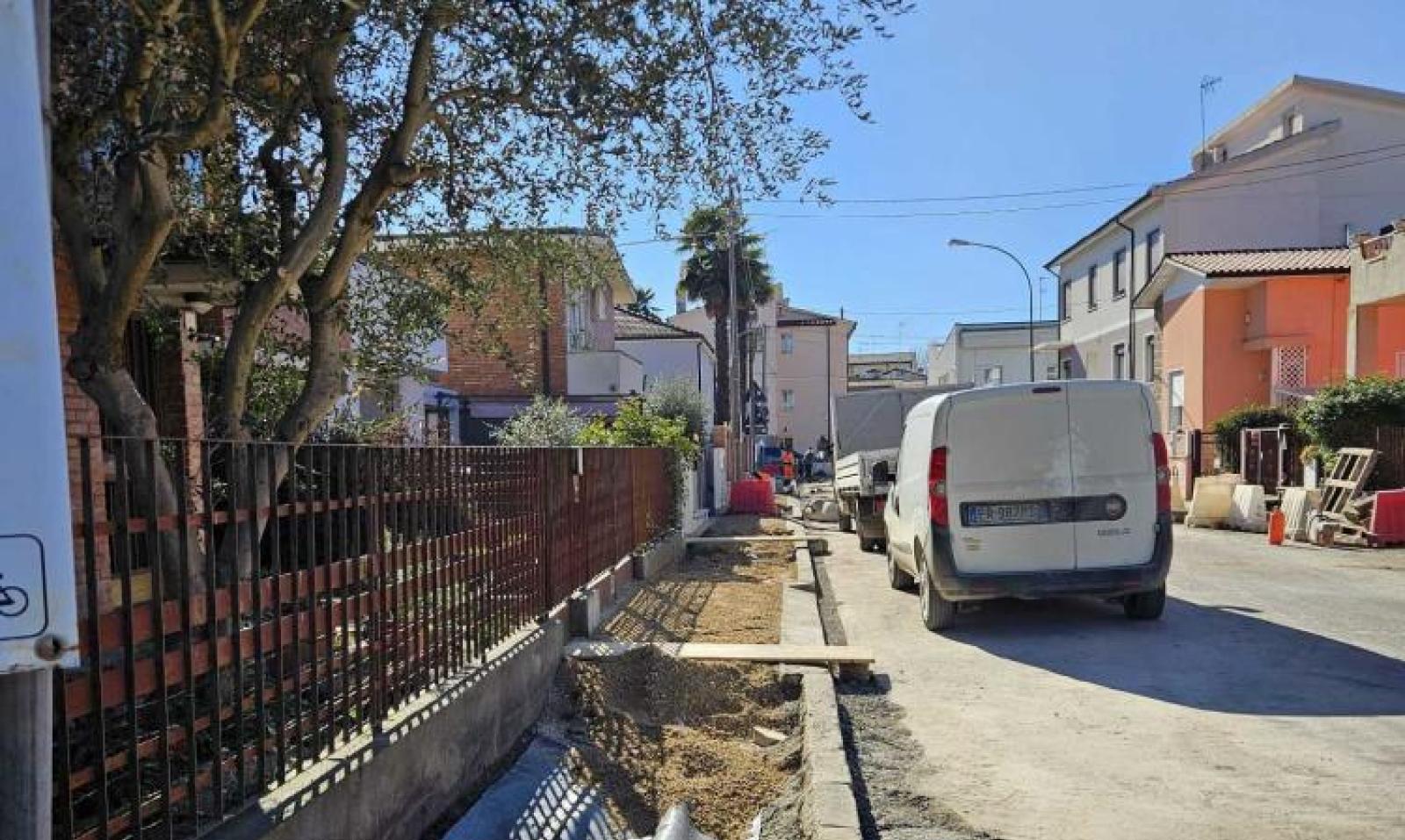 Nuovi marciapiedi in via Filzi