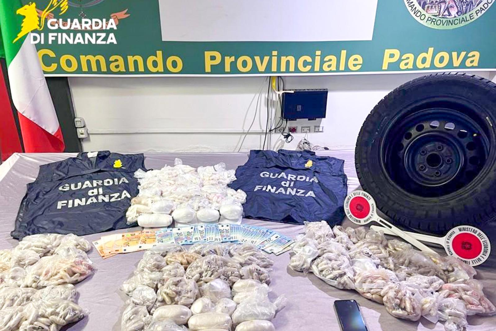20 chili di eroina e cocaina nella ruota di scorta