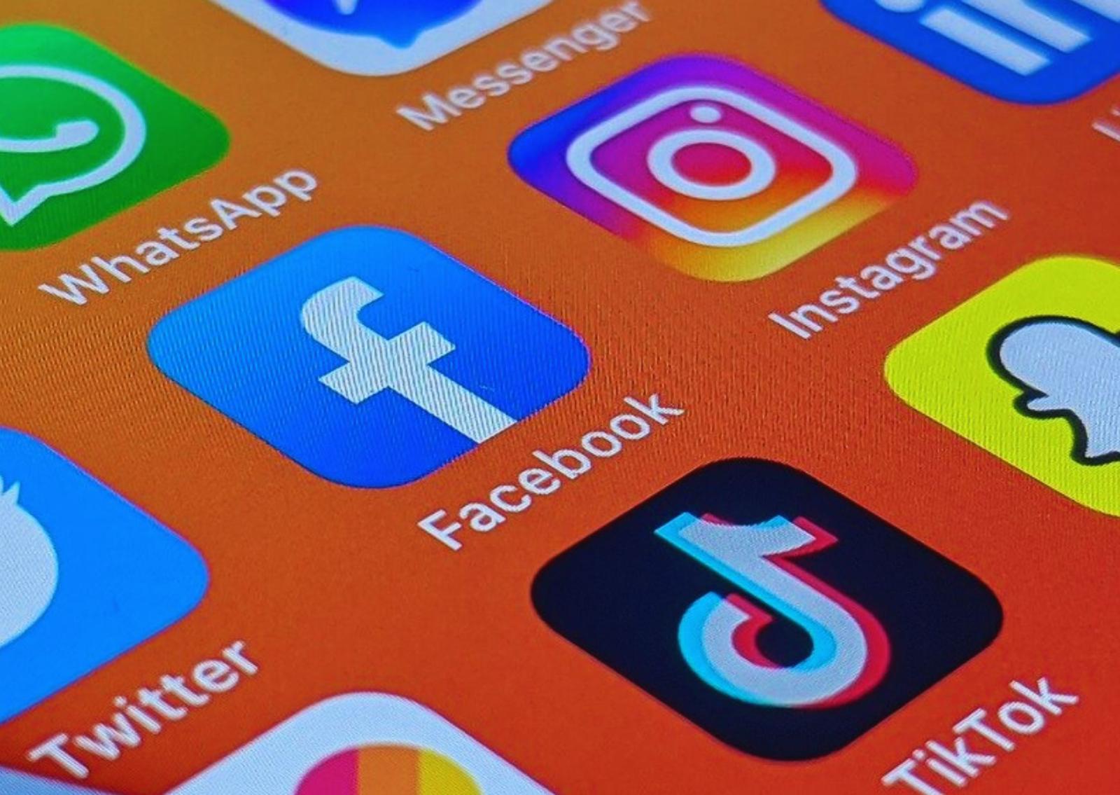 Social, stretta globale sui minori