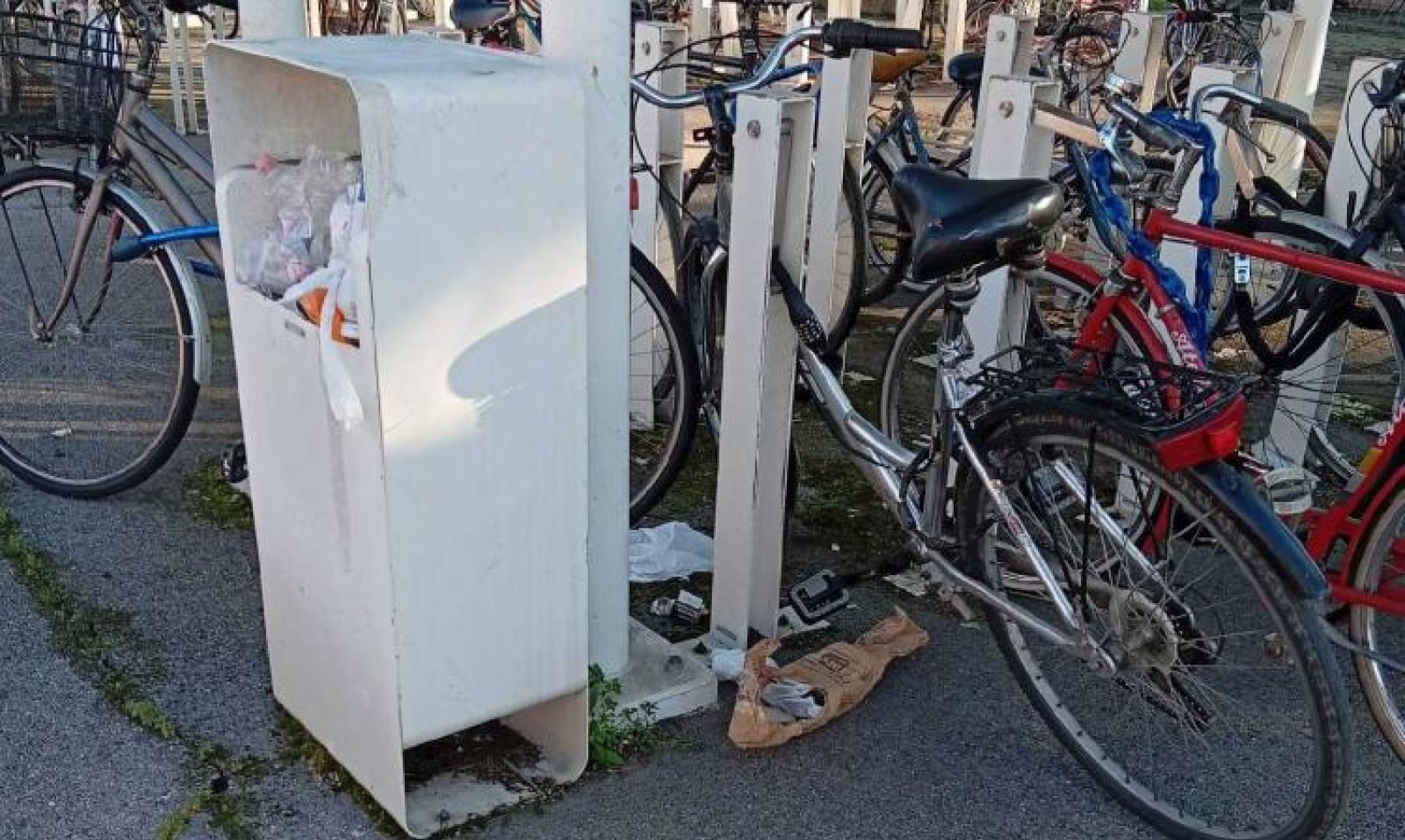 &ldquo;Sporcizia, rifiuti e rottami, stazione dei treni indecorosa&rdquo;