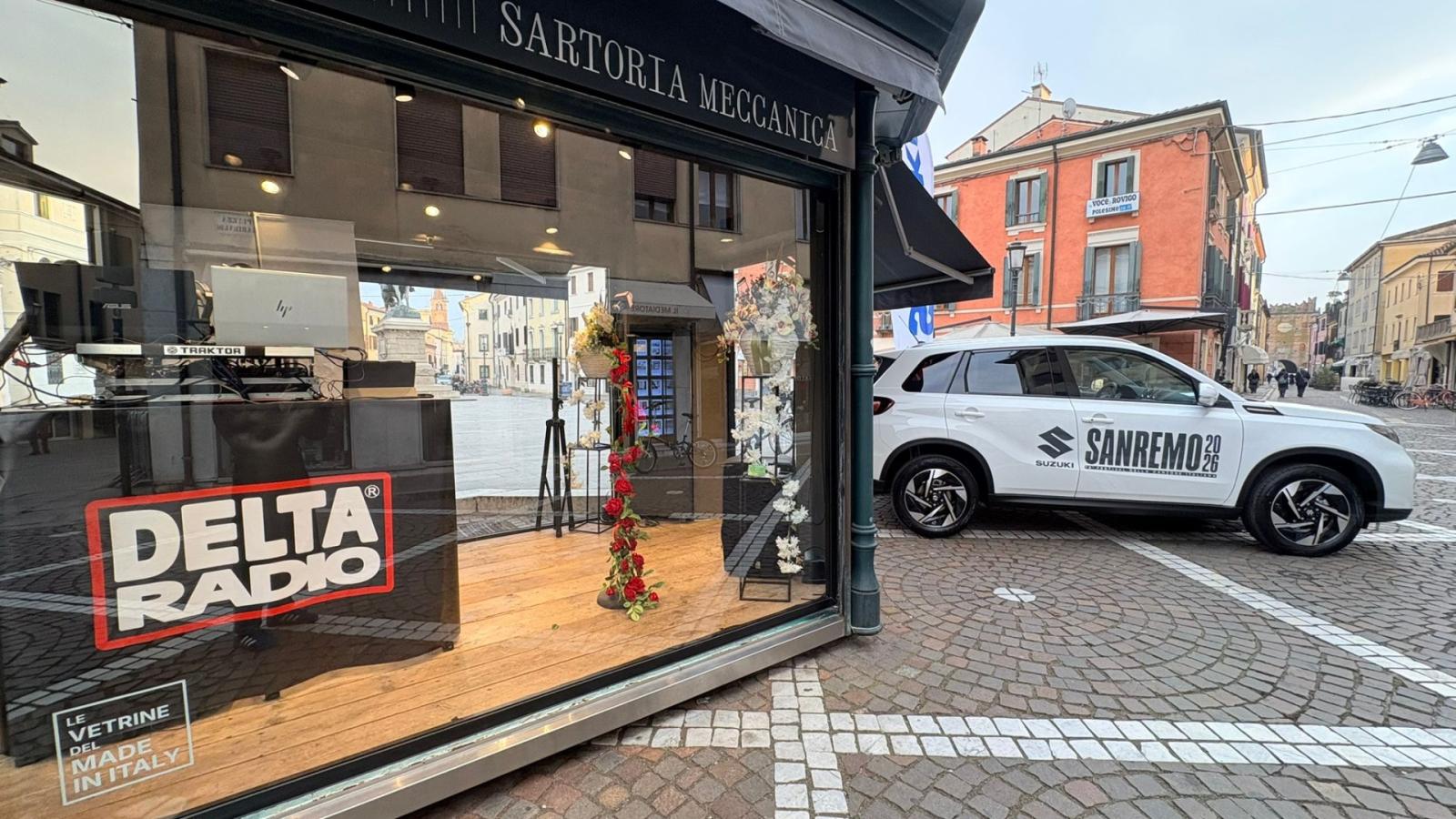 Antenne dritte sul palco dell&rsquo;Ariston