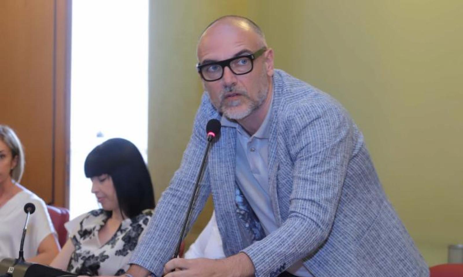 Sette: &ldquo;Valutiamo pro e contro&rdquo;