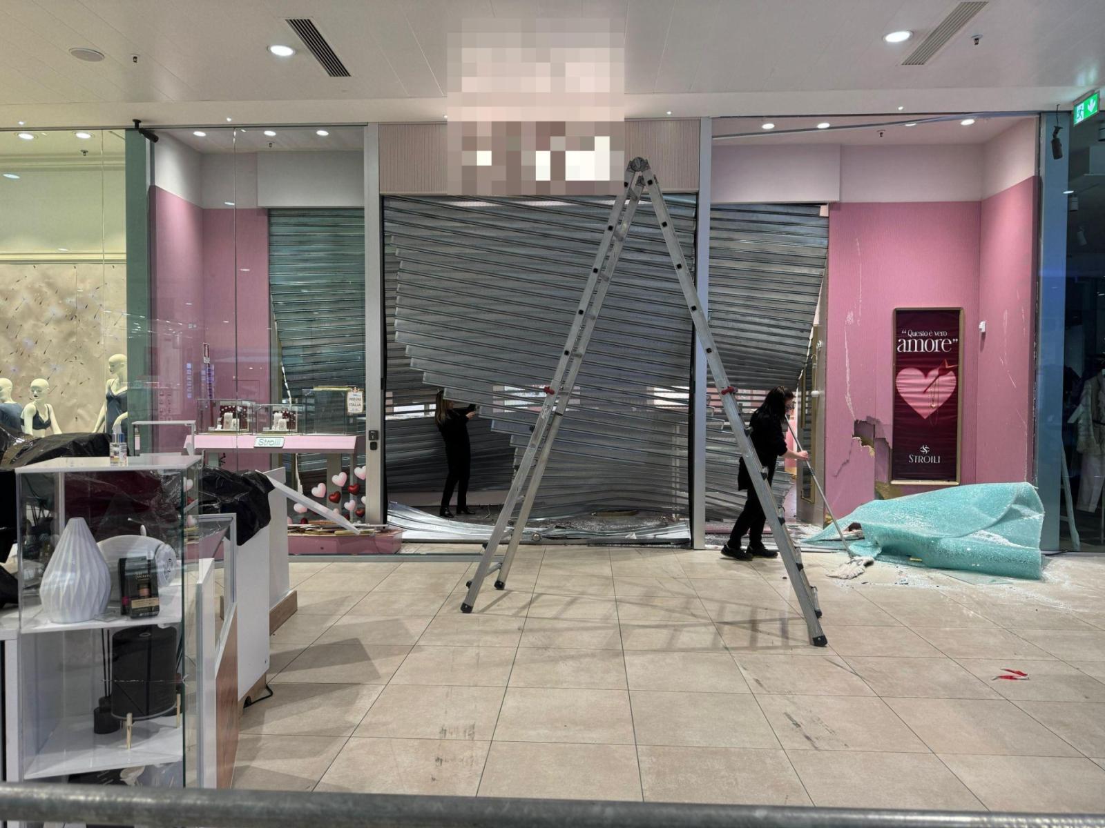 Auto ariete nel centro commerciale, scassinata la gioielleria