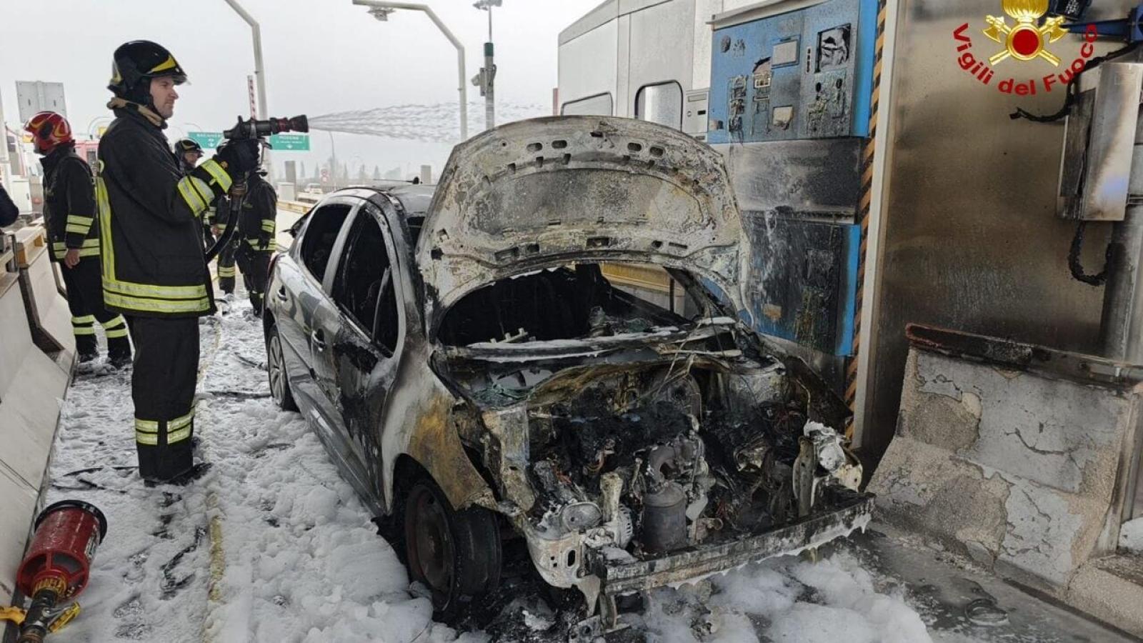 Auto a fuoco mentre paga il pedaggio