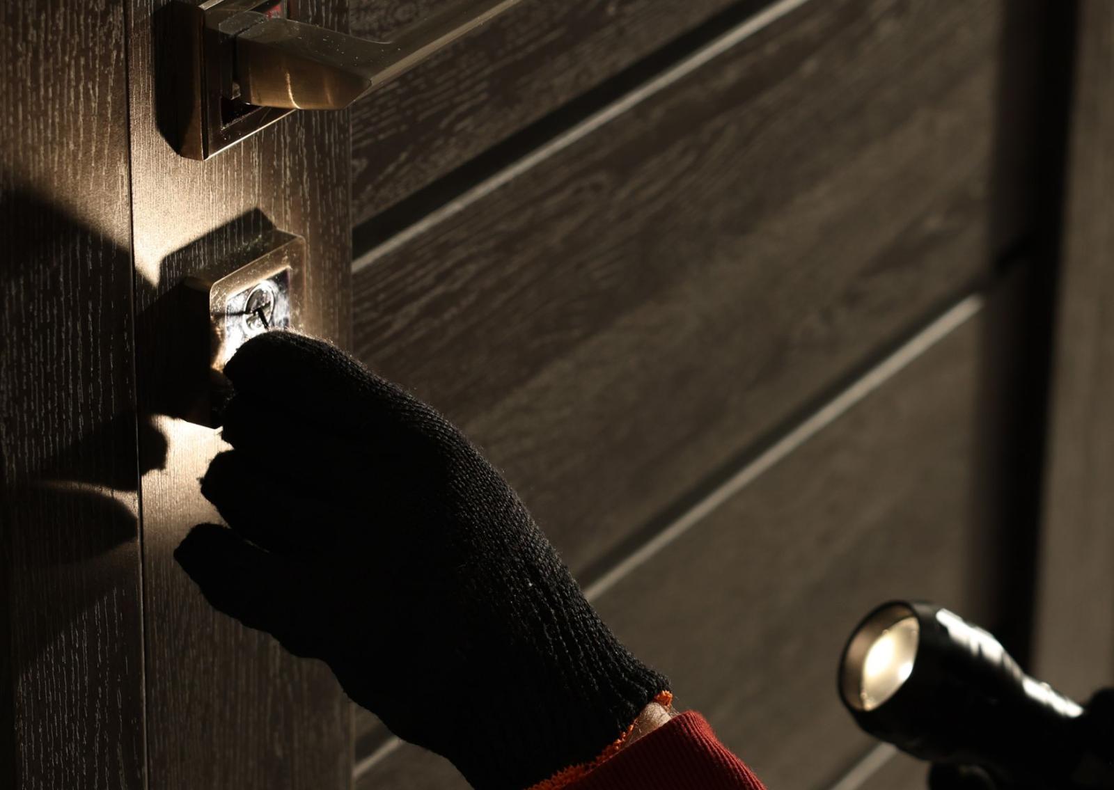 Le rubano 20mila euro 