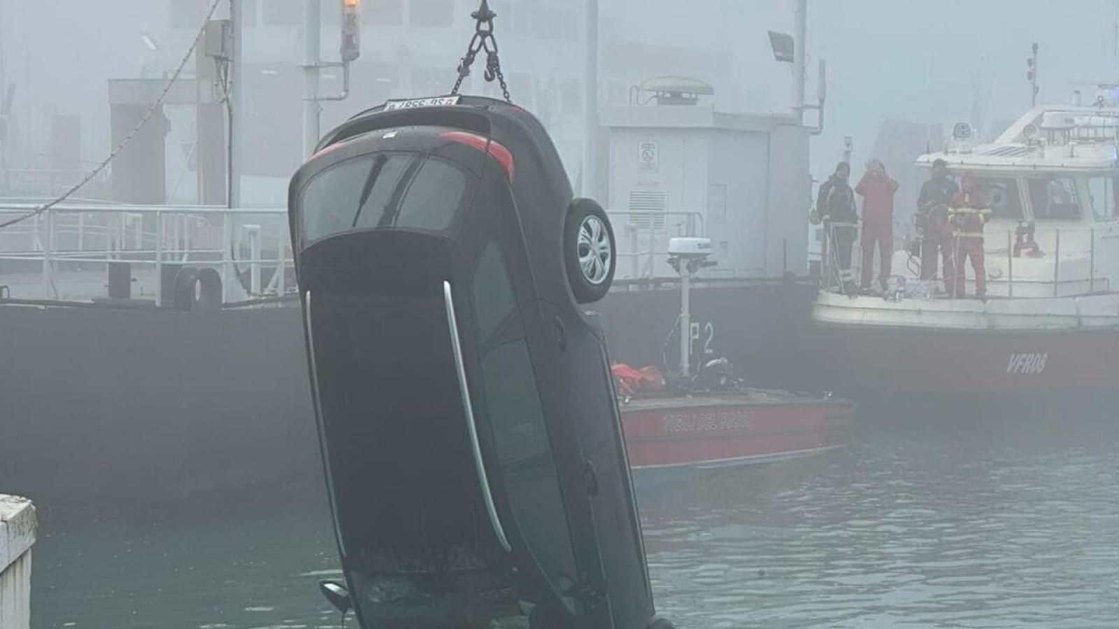 &ldquo;L&rsquo;auto che scivola nel bianco&rdquo;: in una mattina di nebbia fitta al Lido, un turista austriaco finisce in laguna. Il comandante del ferry si tuffa e salva lui e il cane