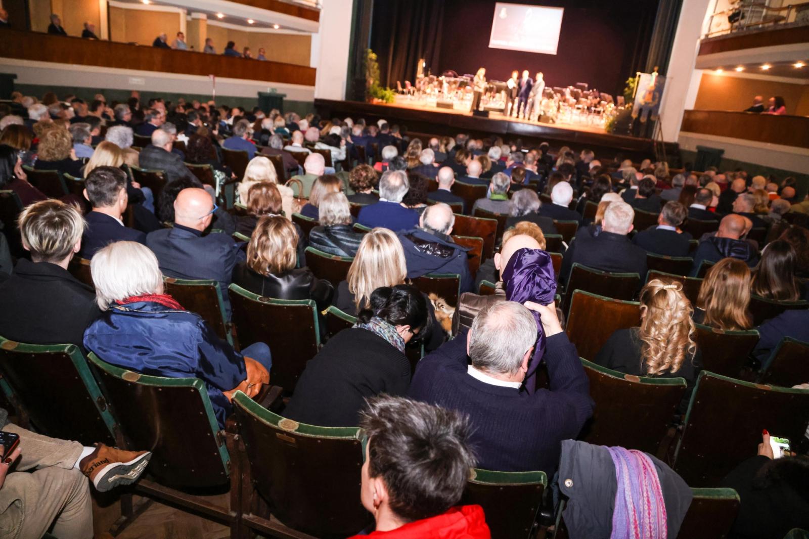 Teatro strapieno per i 100 anni della polizia in citt&agrave;