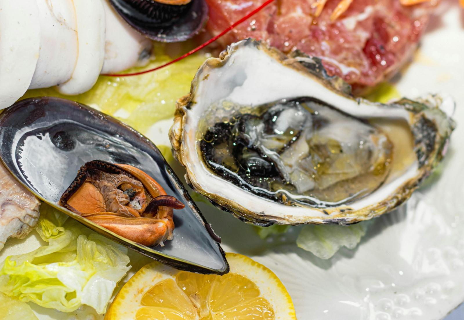 Epatite A, allarme dopo i casi: indagini sui frutti di mare