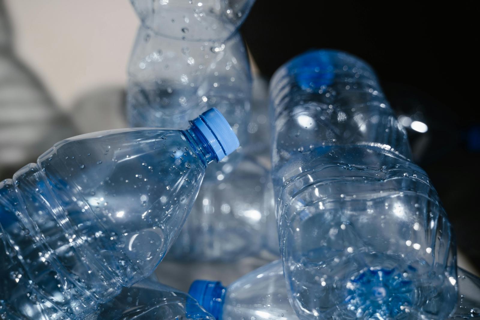 Crisi in Medio Oriente, rincari anche sulla plastica