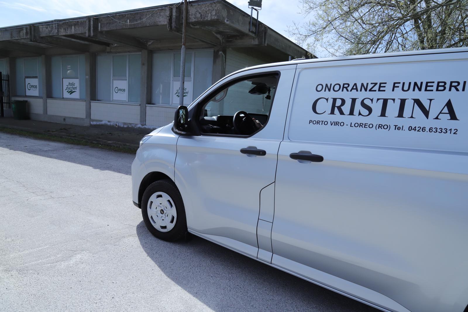 Precipita mentre pulisce i vetri e muore